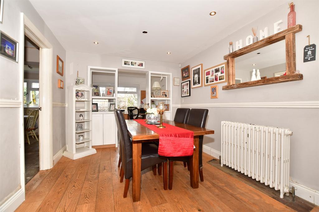 Lounge/Dining Area