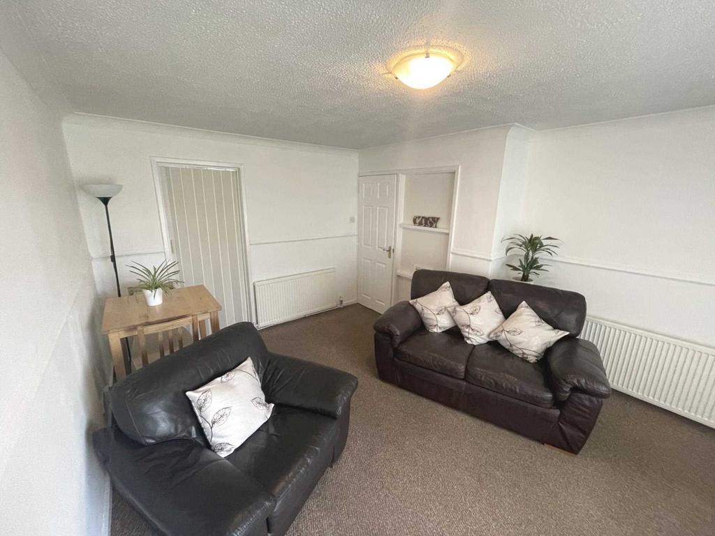 Leander Crescent, Renfrew 2 bed flat £750 pcm (£173 pw)