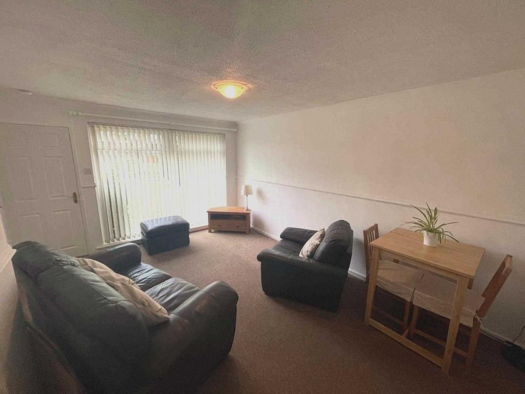 Leander Crescent, Renfrew 2 bed flat £750 pcm (£173 pw)