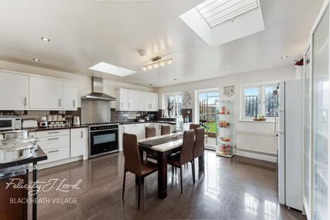 5 bedroom semi-detached house for sale - Merriman Road, London, SE3