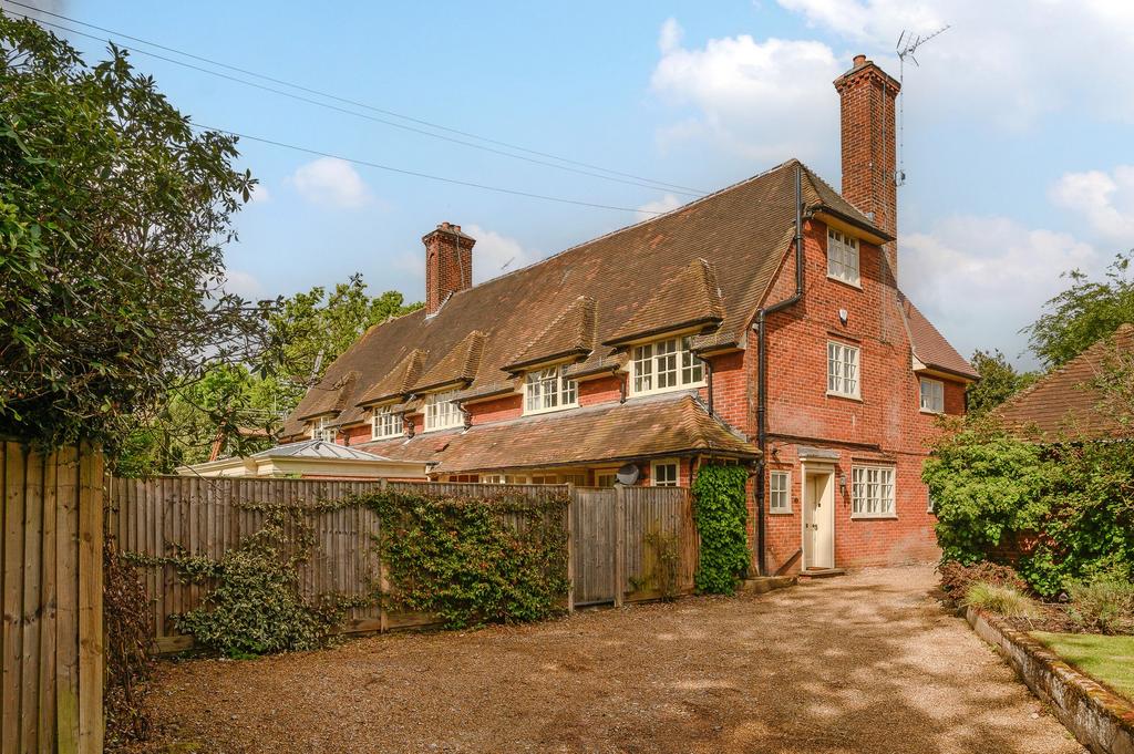 Leigh Hill Road, Cobham, KT11 4 bed semidetached house to rent £