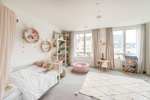 3 Rainsborough Square, London, SW6 1DQ