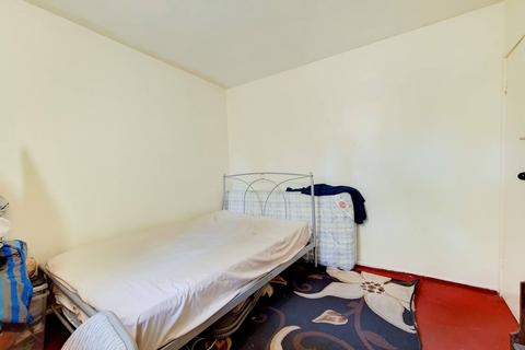 2 bedroom flat to rent - Charlton Crescent, Barking, IG11
