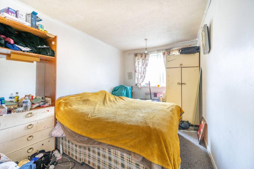 Landseer Avenue, Manor Park, London, E12 2 bed flat for sale £315,000
