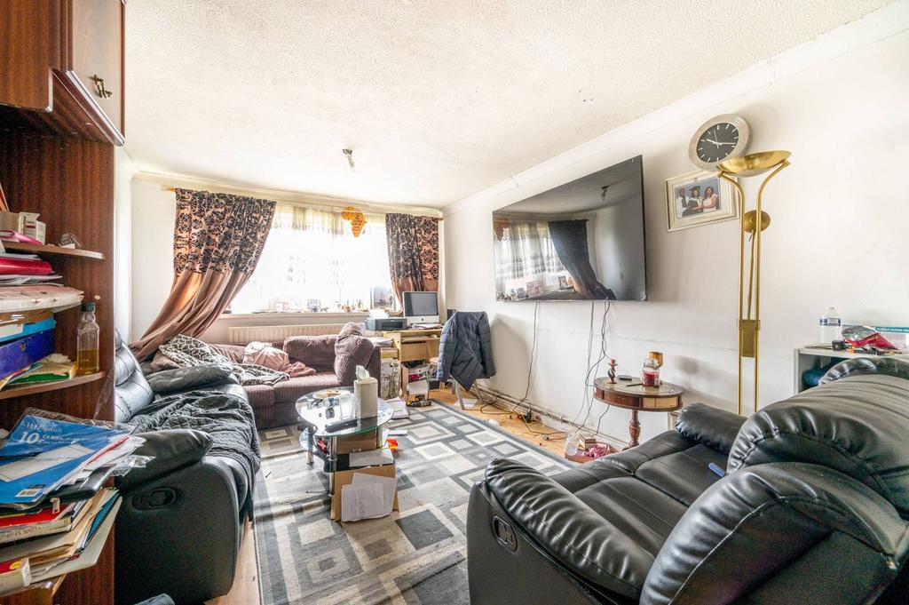 Landseer Avenue, Manor Park, London, E12 2 bed flat for sale £315,000