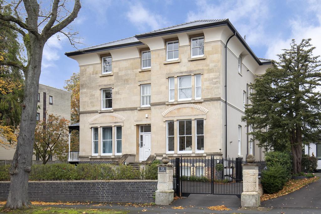 Christchurch Road, Cheltenham GL50 2PR 2 bed apartment for sale £450,000