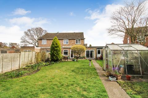 3 bedroom semi-detached house for sale - Middleton Gardens,  Farnborough , GU14