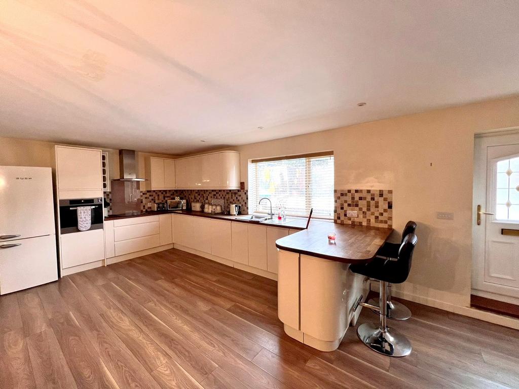 Dulais Road, Seven Sisters, Neath, Neath Port Talbot. SA10 9EY 5 bed
