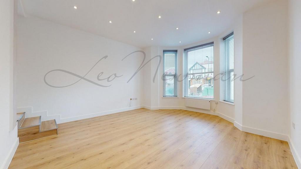 Park Road, EN5 2 bed flat £1,800 pcm (£415 pw)
