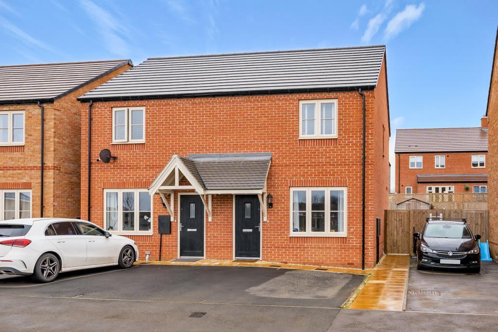 Banbury, Oxfordshire, OX16 2 bed end of terrace house for sale £270,000