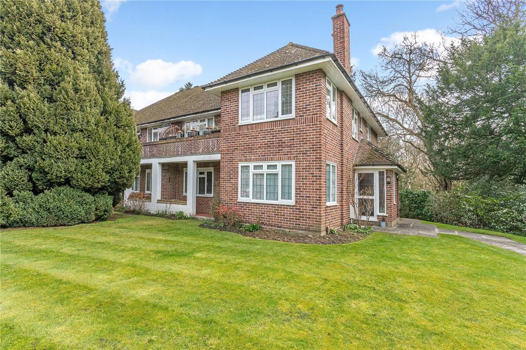 The Glen, Northwood, Middlesex, HA6 2 bed for sale £600,000
