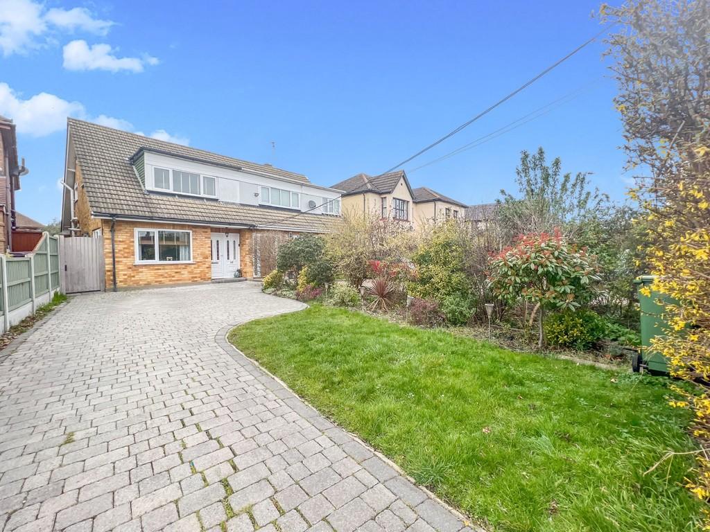 Greensward Lane, Hockley 2 bed chalet £375,000