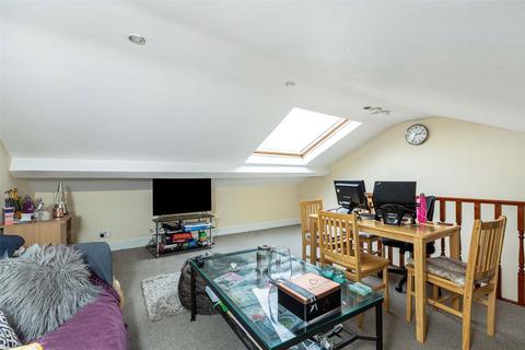 3 bedroom flat to rent - Tregothnan Road, London, SW9