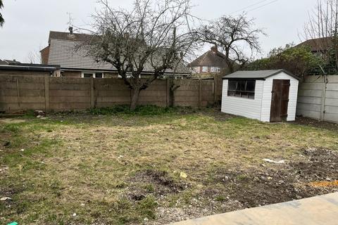 3 bedroom detached bungalow to rent, Clements Road, Walton-on-Thames