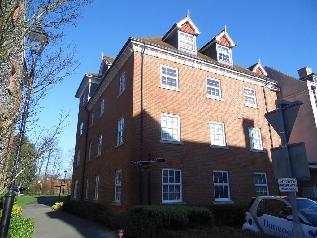 St Agnes Place, Chichester 2 bed apartment £1,150 pcm (£265 pw)