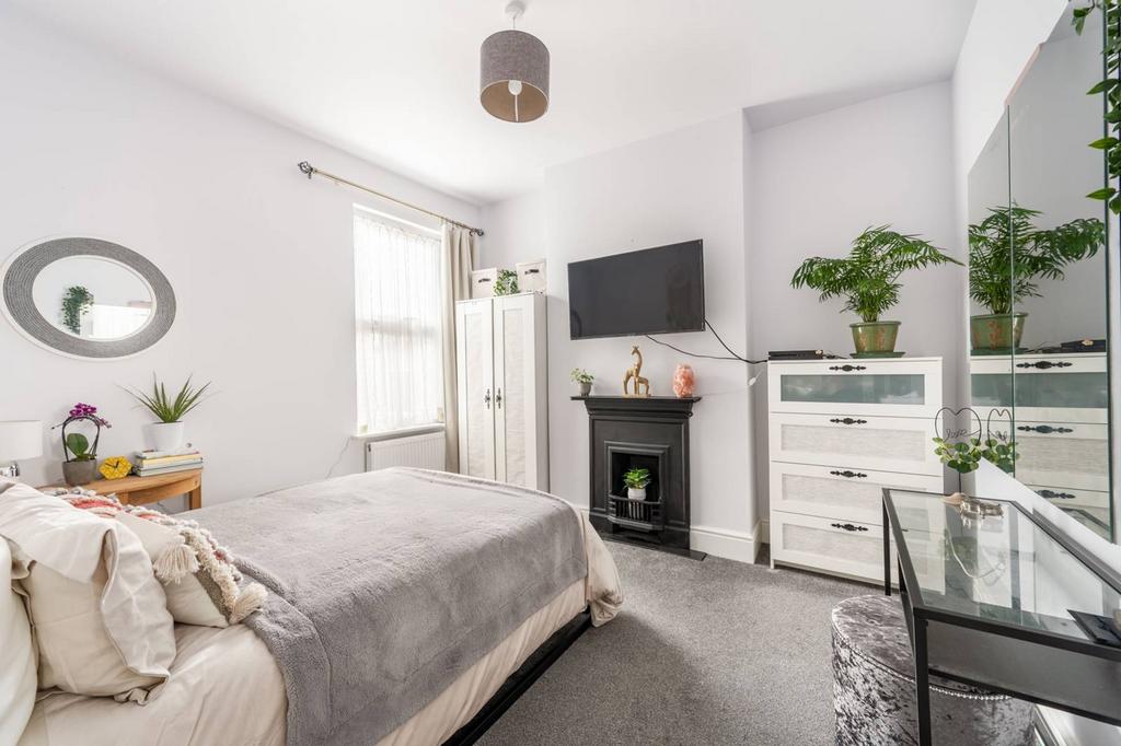 Chaplin Road, Willesden Green, London, NW2 3 bed flat for sale £475,000