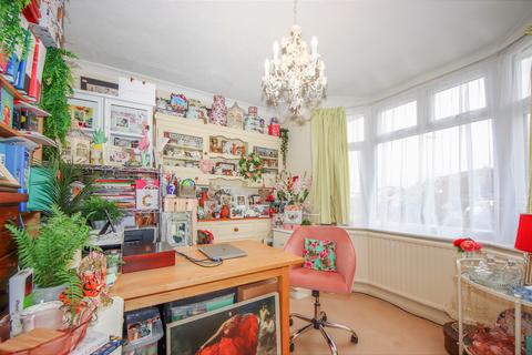17 Chalmers Road, Ashford, TW15 1DT