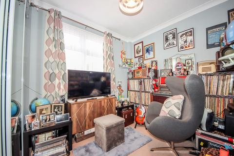 17 Chalmers Road, Ashford, TW15 1DT