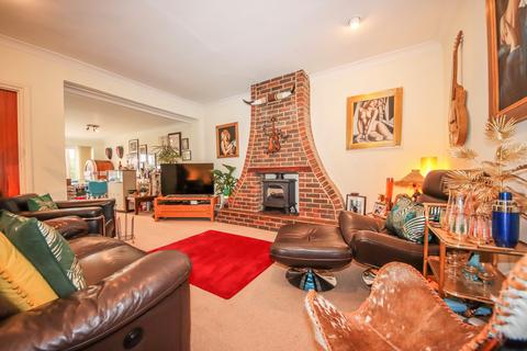 17 Chalmers Road, Ashford, TW15 1DT