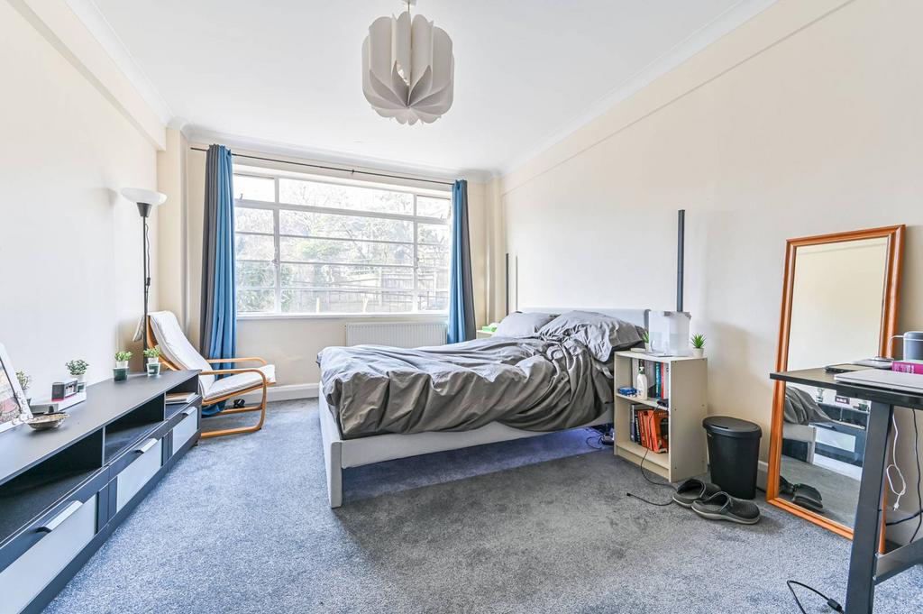 Balham High Road, Balham, London, SW17 2 bed flat £2,500 pcm (£577 pw)