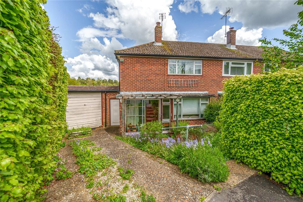 Beacon Close, Wrecclesham, Farnham, Surrey, GU10 3 bed semidetached