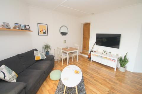 7b Broadway, Staines-upon-thames, TW18 1AT