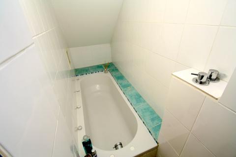 7b Broadway, Staines-upon-thames, TW18 1AT