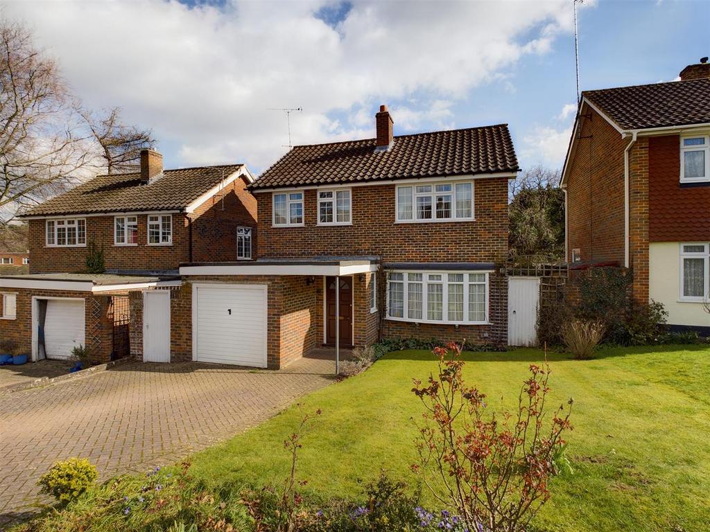 Riding Hill, Sanderstead 3 bed detached house for sale £585,000