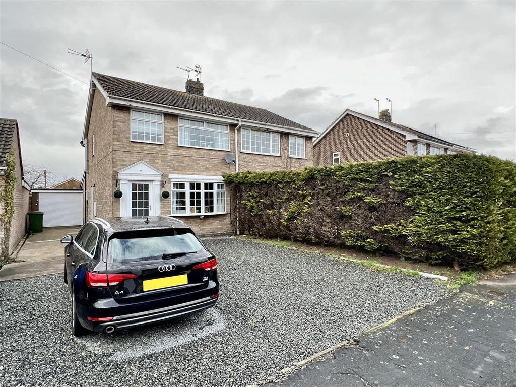 Cherry Drive, HolmeOnSpaldingMoor, York 3 bed semidetached house