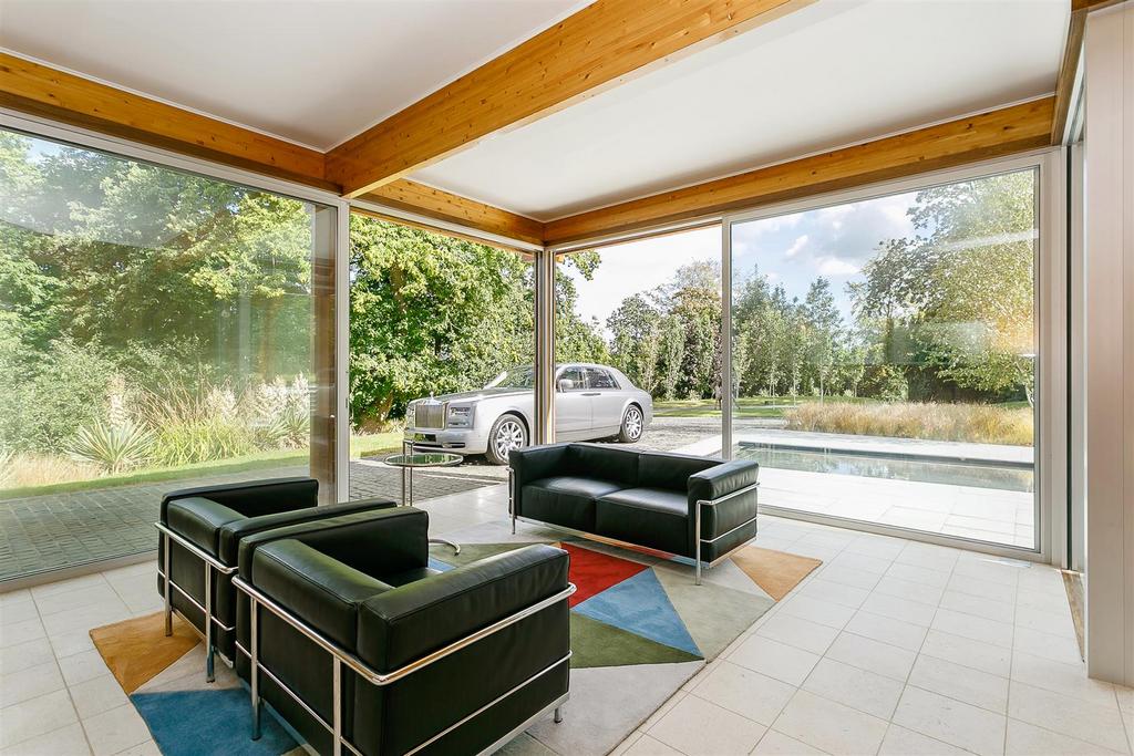 8268406-interior01.jpg