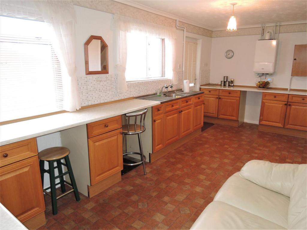 Monkwick Avenue, Colchester 3 bed semidetached house for sale £290,000