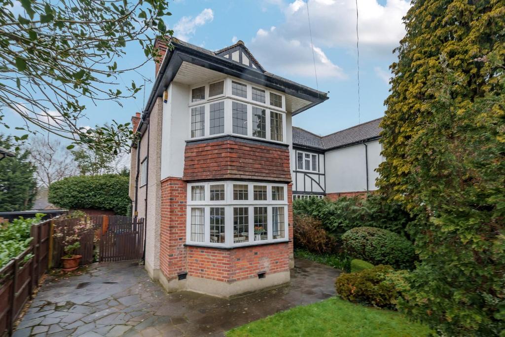 Woodhall Drive, Pinner, HA5 4TG 3 bed house for sale £875,000