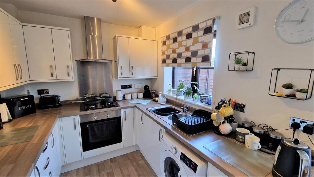 Sandown Drive, Chippenham 3 bed end of terrace house £310,000