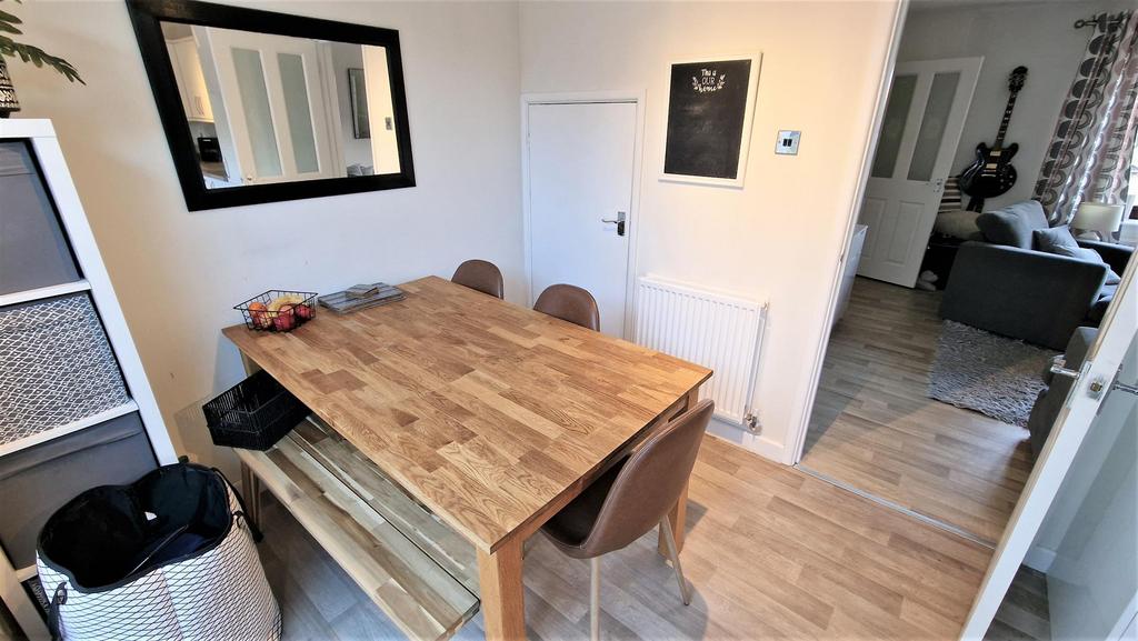 Sandown Drive, Chippenham 3 bed end of terrace house £310,000