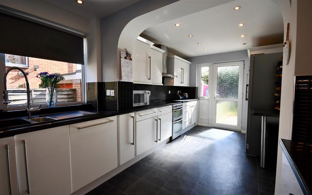 Deane Drive, Galmington, Taunton 3 bed semidetached house £295,000