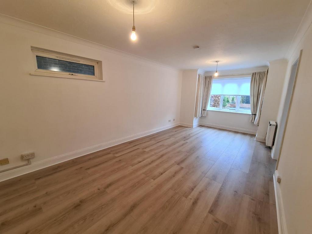 Overton Road, South Sutton, Surrey, SM2 6RB 1 bed flat £1,200 pcm (£