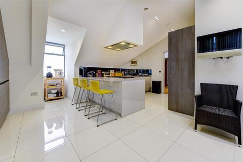 4 bedroom apartment for sale, Belview Lodge, NW11