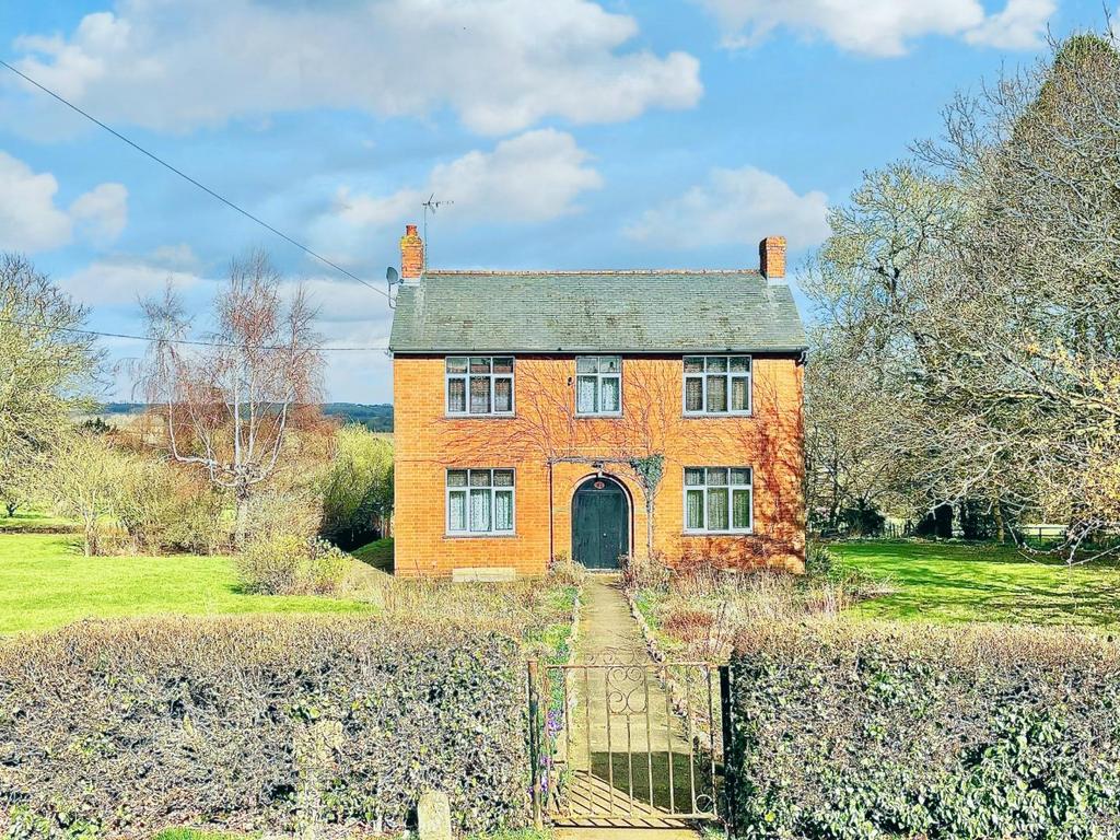 Welford Road, Creaton, Northamptonshire NN6 3 bed detached house for