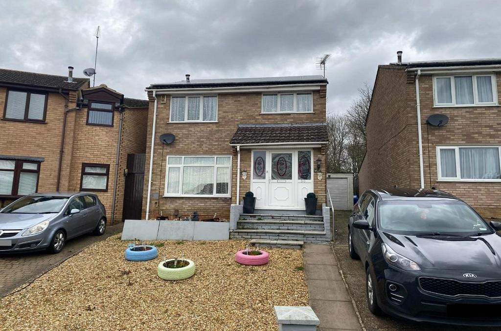 Seaton Drive, Standens Barn, Northampton NN3 3 bed detached house for