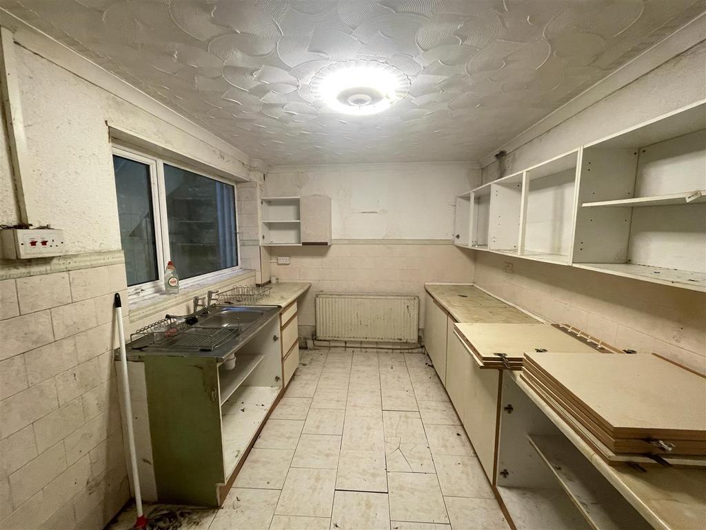 Seaview Terrace, Swansea 2 bed terraced house £55,000