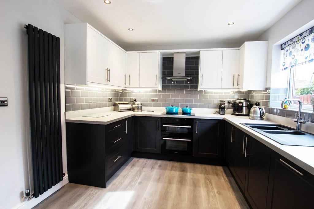 Douglas Close, Blackburn 4 bed detached house for sale £300,000