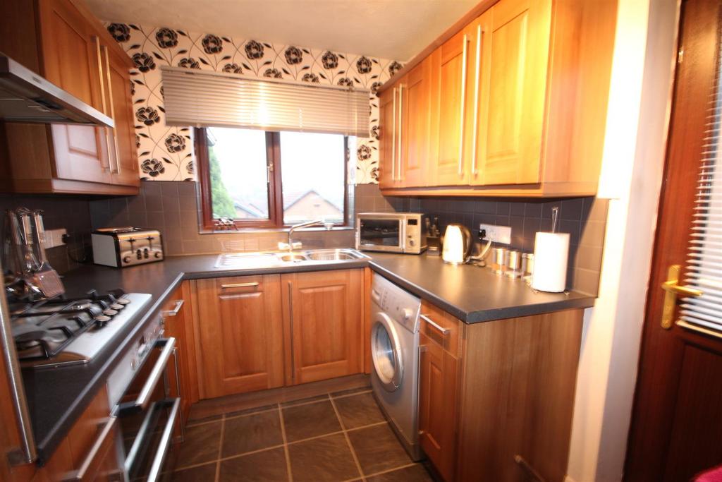 Drive, Oakwood 3 bed detached house £950 pcm (£219 pw)