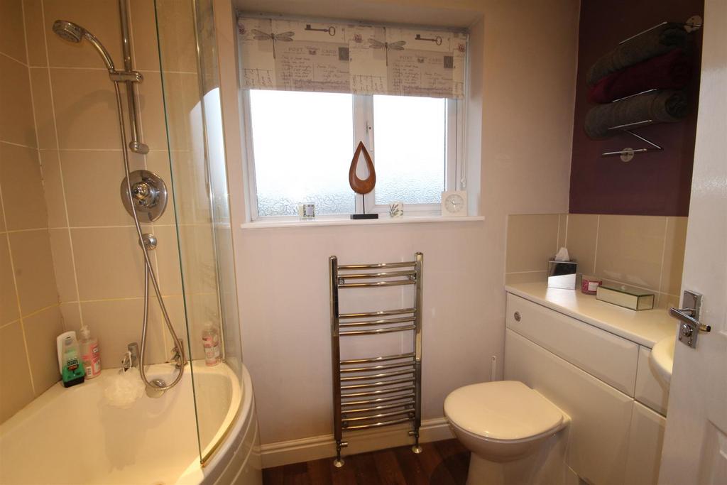 Drive, Oakwood 3 bed detached house to rent £950 pcm (£219 pw)