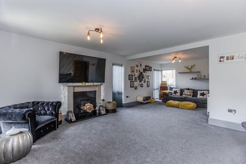 6 bedroom detached house for sale - Honeybee Close, Langford, SG18