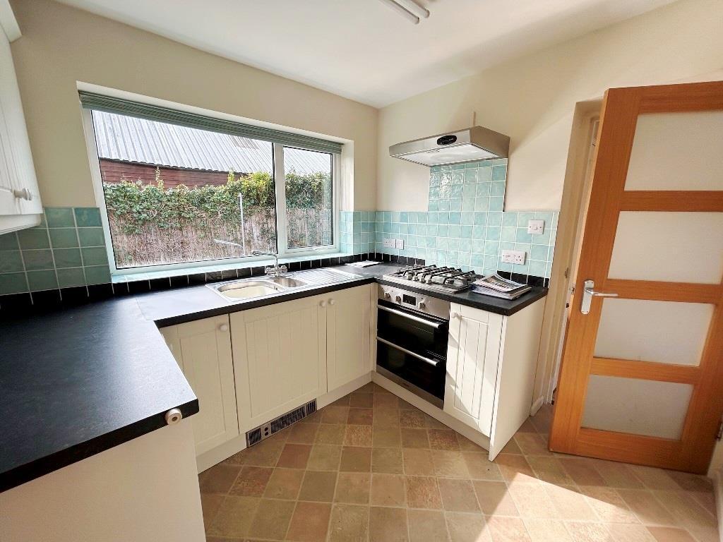 Holland Close, Bidfordonavon 2 bed detached bungalow £995 pcm (£230 pw)