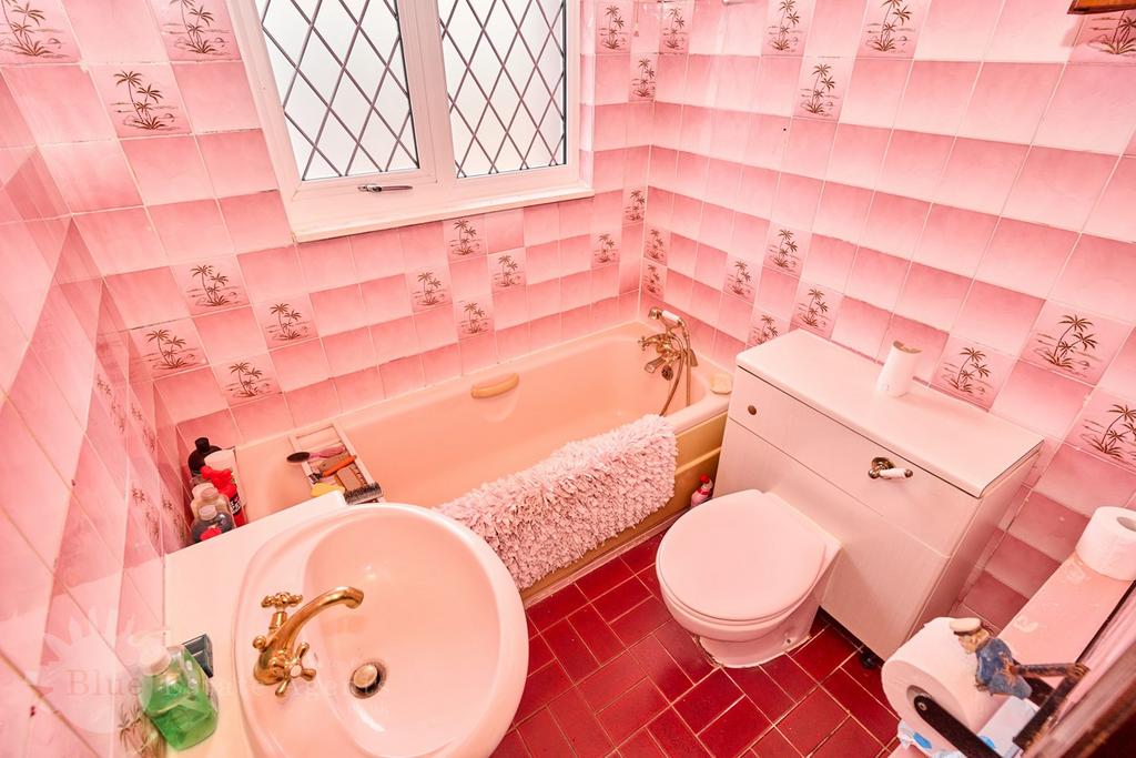 Family Bathroom Suit