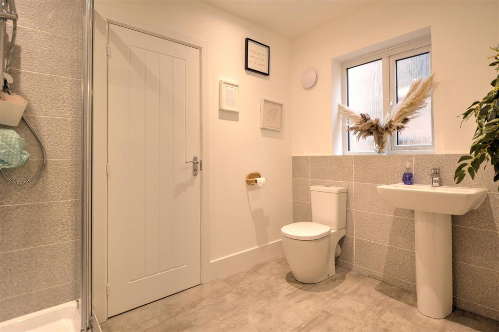 JACK &amp; JILL ENSUITE SHOWER ROOM/WC