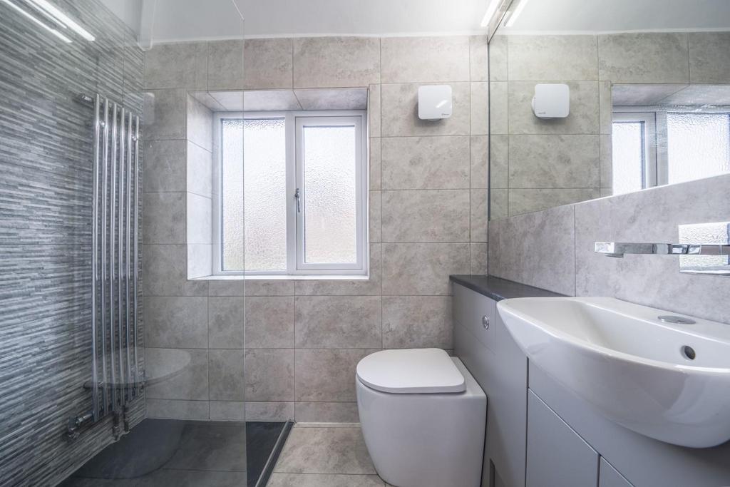 BED 1 ENSUITE 01.jpg