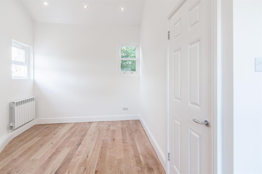Stoke Newington High Street, London, N16 3 bed flat to rent £2,500
