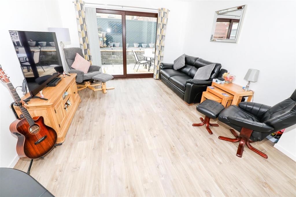 The Woodlands, Rosyth, Dunfermline 2 bed semidetached bungalow £169,995